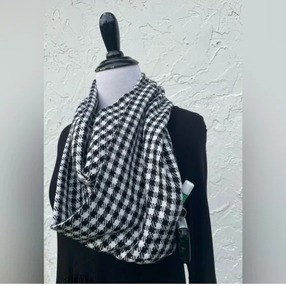 NWT Black & White Infinity Scarf With Hidden Zip Pocket - Picture 1 of 8